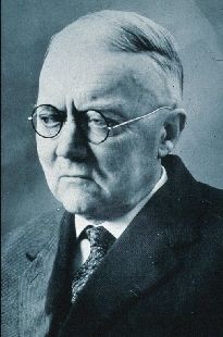 Ernst Julius ├ûpik (1893--1985), director in Ta