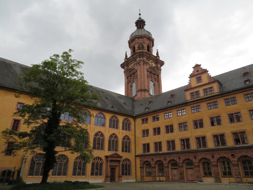 Neubaukirche and north facade of the University W´┐¢