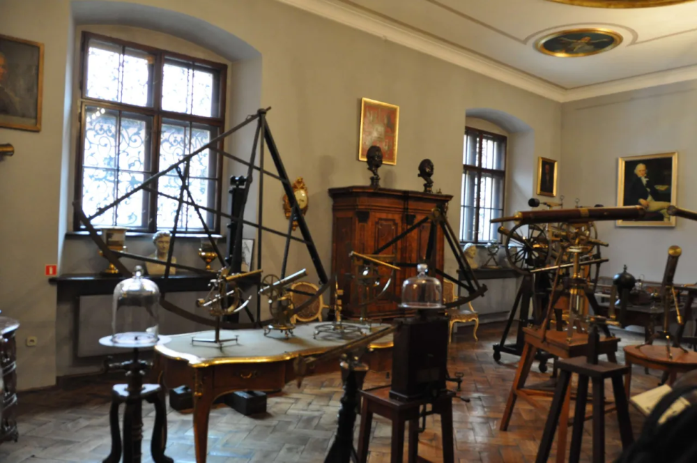 Scientific Instrument Collection in the <i>Collegi