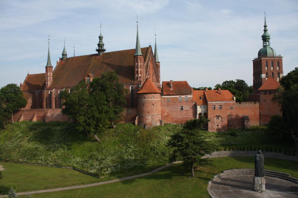 Cathedral Hill Frombork with Copernicus Statue (CC