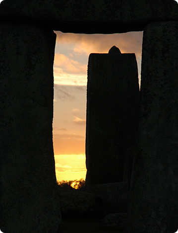 Midwinter sunset along the axis at Stonehenge, Uni