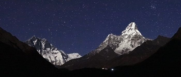 The Beehive Star Cluster (M44) rises above Ama Dablam (6812 m), one of the most scenic of the Himalayan mountains. Oshin Zakarian, TWAN (Twanight.org)